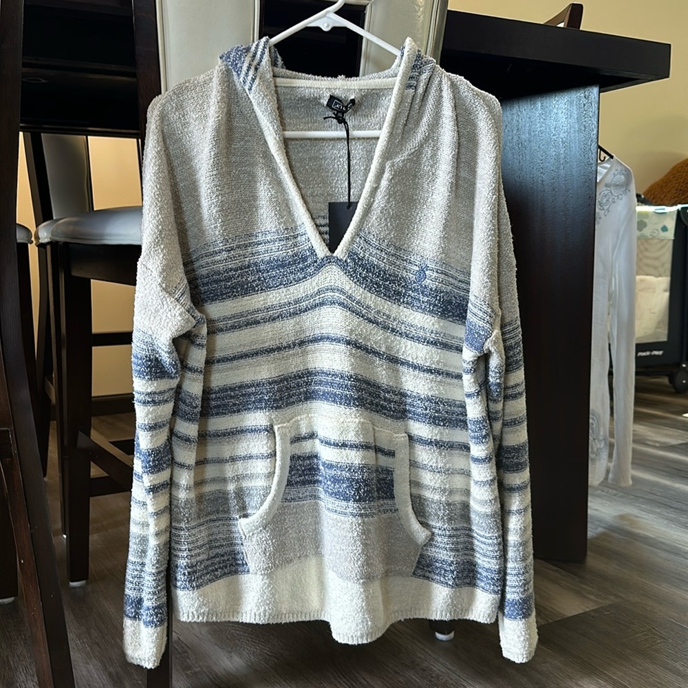 NWT! Men’s LIRA beach tunic style hooded shirt with front pouch pocket.